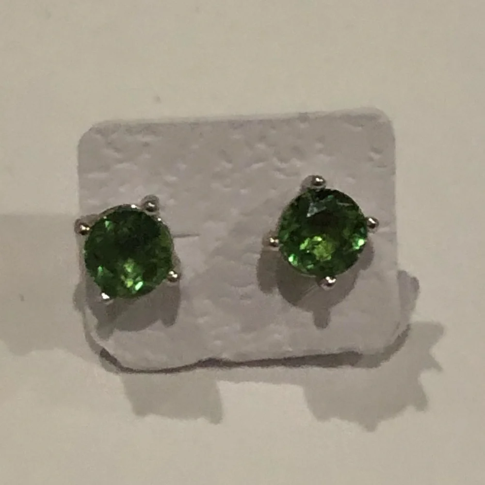 925 Silver , color changing stones green / beige stunning post earrings